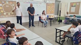 מאיר צור ותלמידי כיתה א, צילום: אלעזר פויכטונגר
